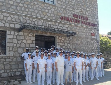 ΓΕΝ: Επίσκεψη Σπουδαστών της Σχολής Ναυτικών Δοκίμων σε Δίστομο και Καλάβρυτα (φωτό)